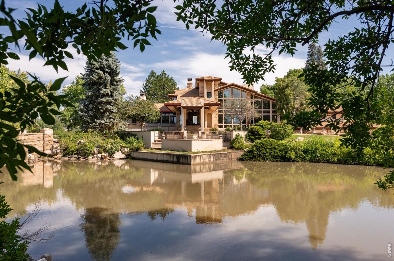7007 residence and glass atrium