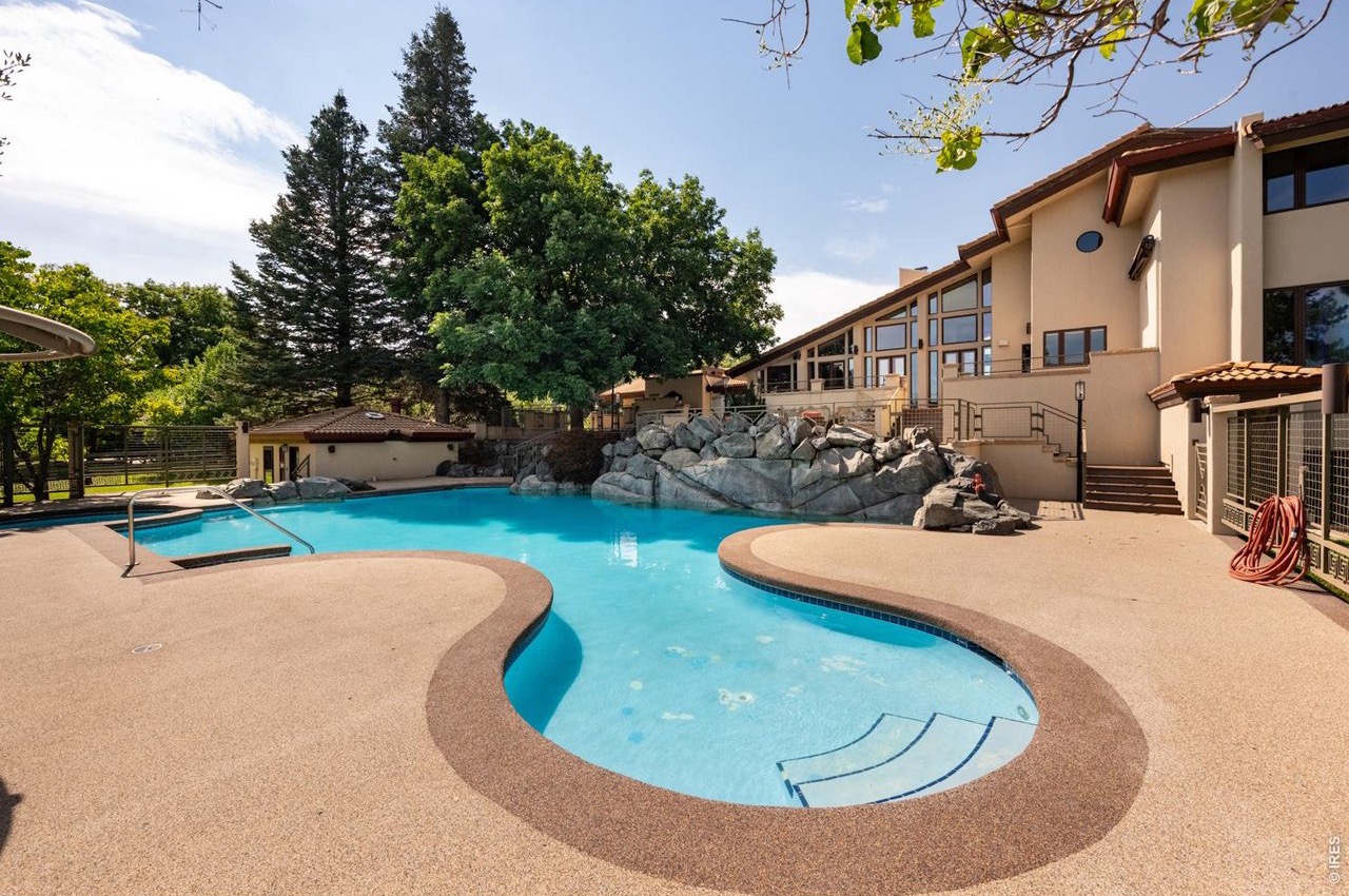 Swimming pool, pool house and outdoor kitchen