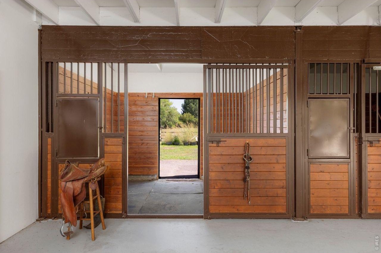 Multifunctional equestrian barn and workshop
