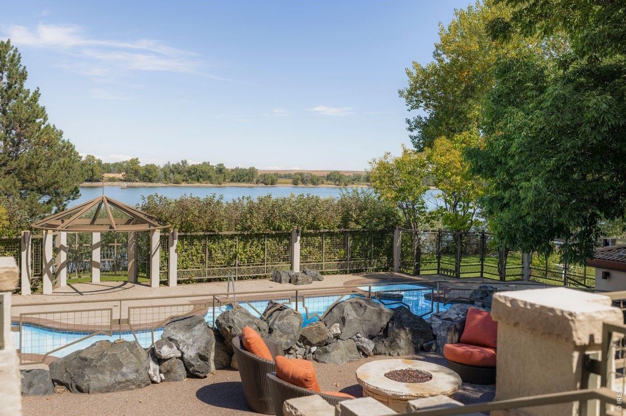 Swimming pool, pool house and outdoor kitchen